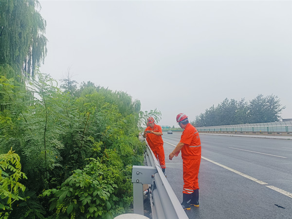 7.29第一工區(qū)防汛隱患排查_(kāi)副本.jpg 7.29第一工區(qū)防汛隱患排查_(kāi)副本.jpg